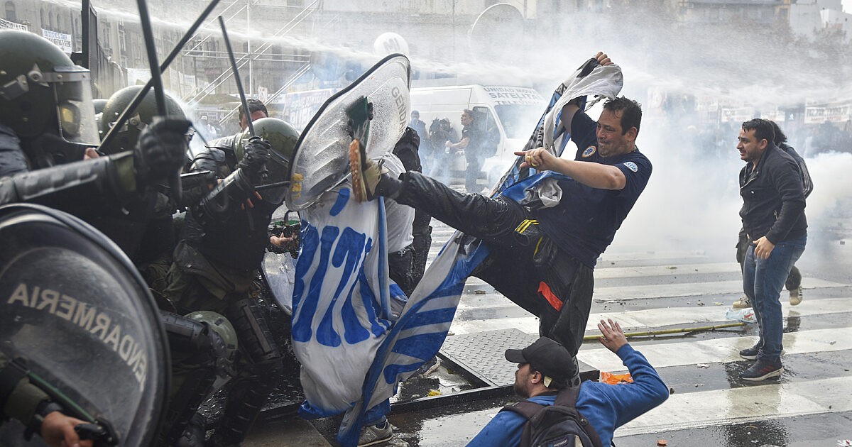De violentes manifestations éclatent en Argentine alors que le projet de loi de dépenses…
