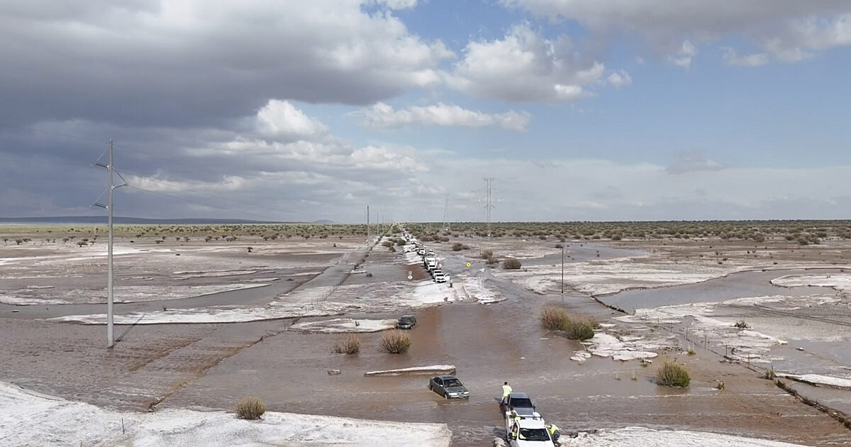 Le Nouveau-Mexique continue de lutter contre les flammes au milieu d'inondations soudaines