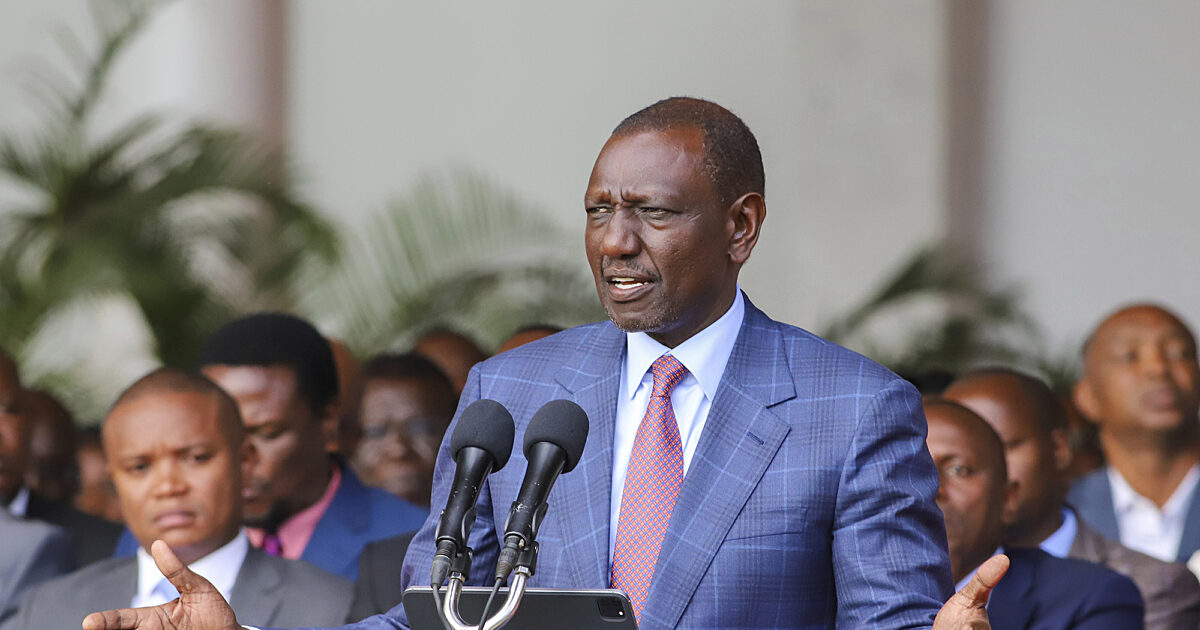 Le président du Kenya envisage une hausse d’impôts de 2,7 milliards de dollars après une...
