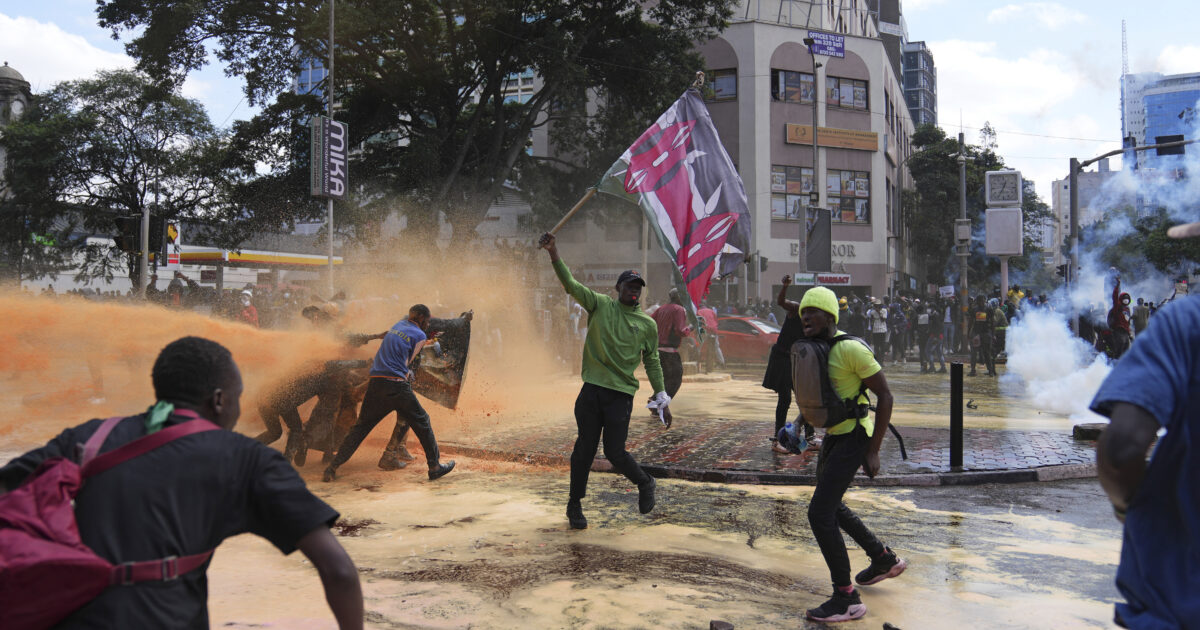 Les Kenyans continuent de protester après le retour en arrière du président