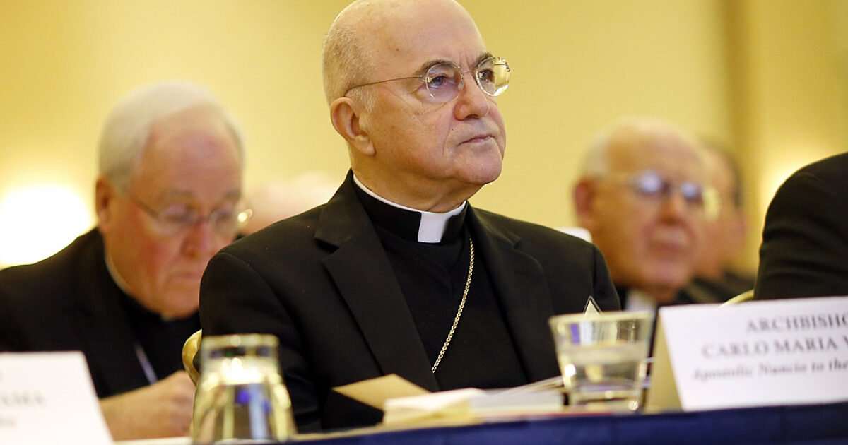 Un archevêque critique envers le pape François excommunié pour schisme…