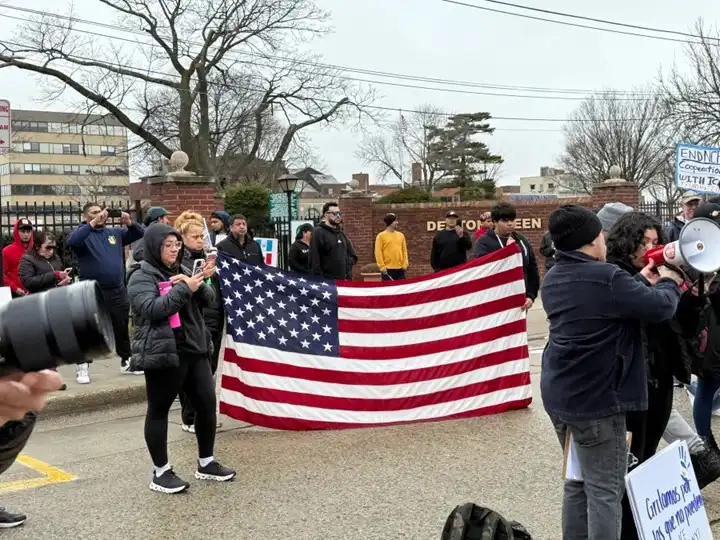 Des centaines de personnes manifestent contre l'ICE devant l'hôtel de ville de Hempstead