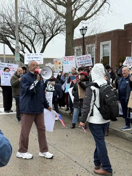 Des centaines de personnes manifestent contre l'ICE devant l'hôtel de ville de Hempstead