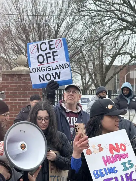 Des centaines de personnes manifestent contre l'ICE devant l'hôtel de ville de Hempstead