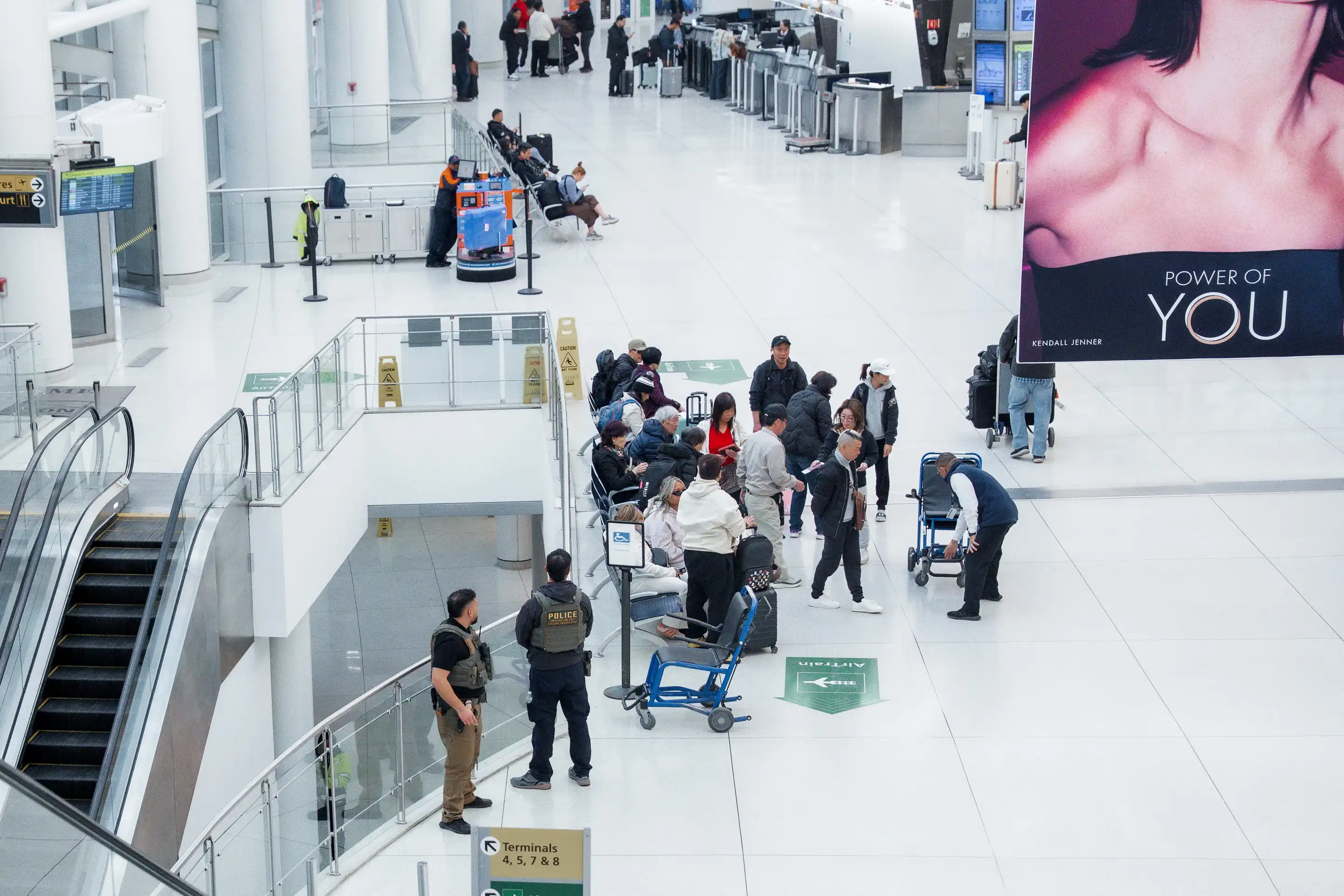 Des agents ICE sont déployés à l'aéroport JFK de New York et à l'aéroport Liberty de Newark, dans le New Jersey.