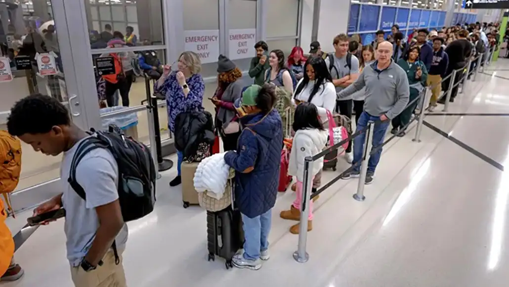 les-etats-unis-deploient-des-agents-ice-dans-les-aeroports-pour