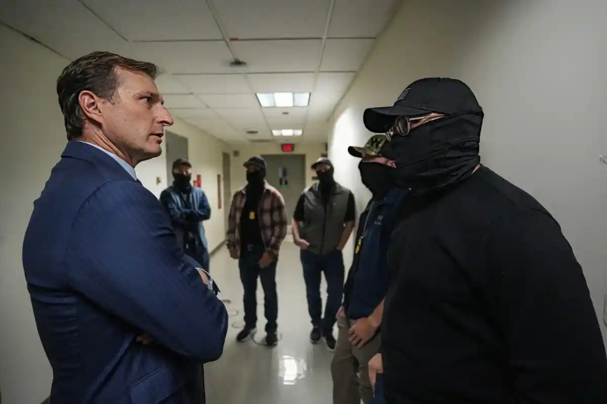 le-membre-du-congres-dan-goldman-promeut-cinq-lois-pour