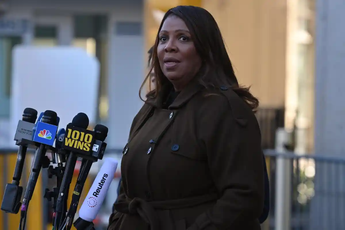 New York poursuit l'administration Trump pour avoir retiré 73 millions de dollars après un différend sur les licences commerciales pour les non-citoyens