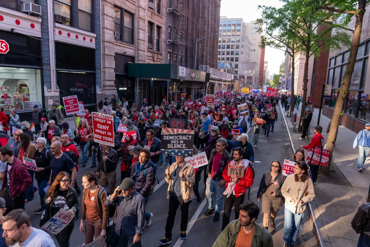 Des milliers de travailleurs immigrés protestent contre les attaques de l'ICE et la guerre de Trump
