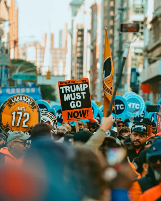 Des milliers de travailleurs immigrés protestent contre les attaques de l'ICE et la guerre de Trump