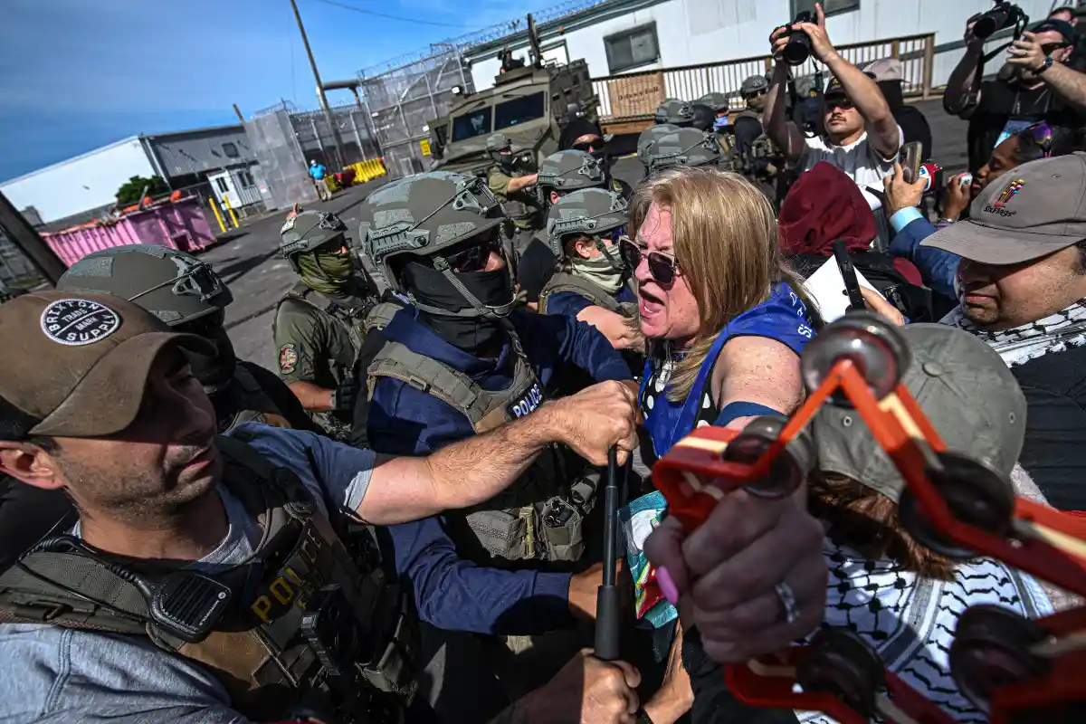 affrontement-a-delany-hall-lice-affronte-des-manifestants-dans-le
