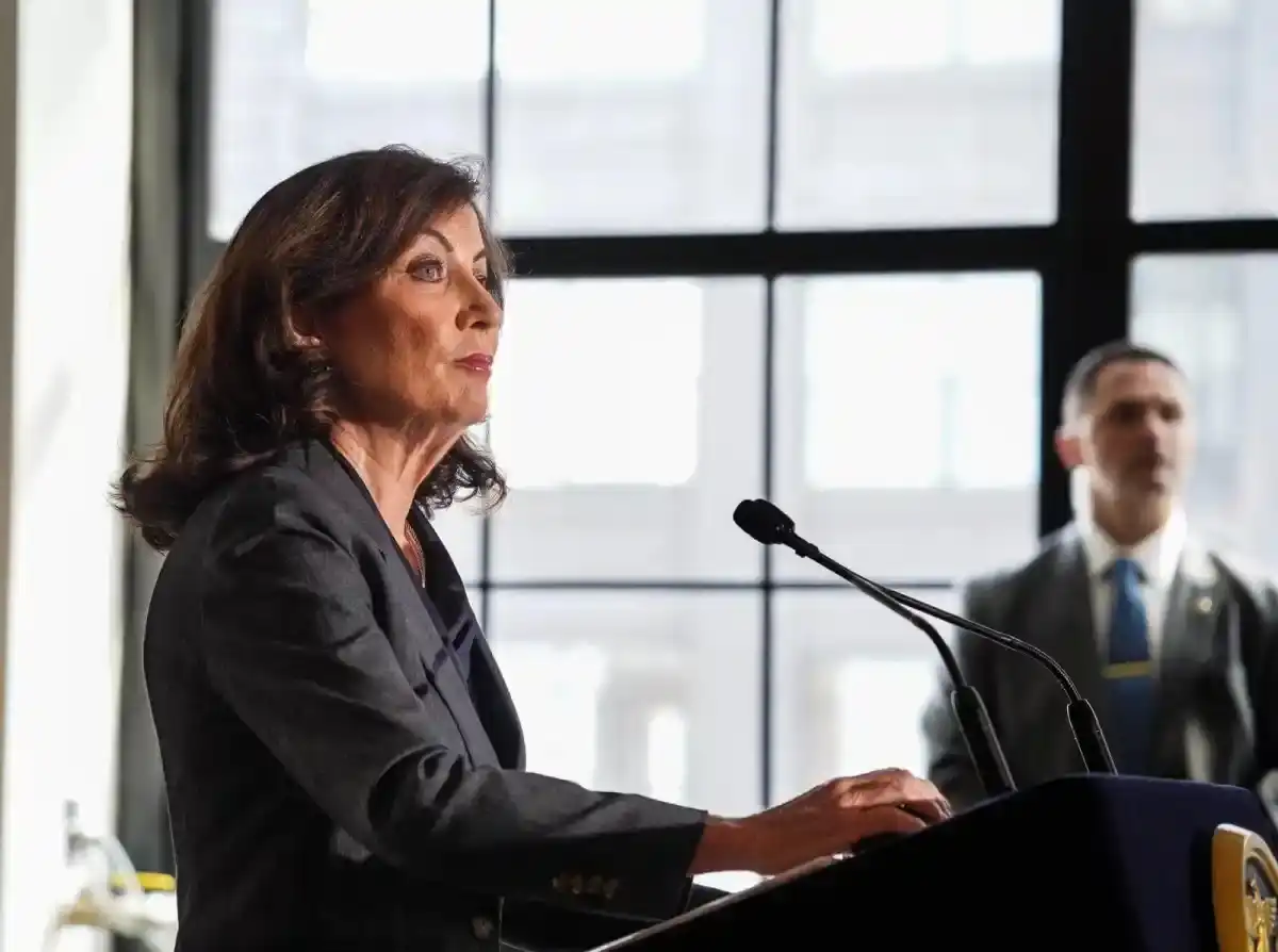 hochul-exige-des-reponses-du-gouvernement-federal-sur-les-projets