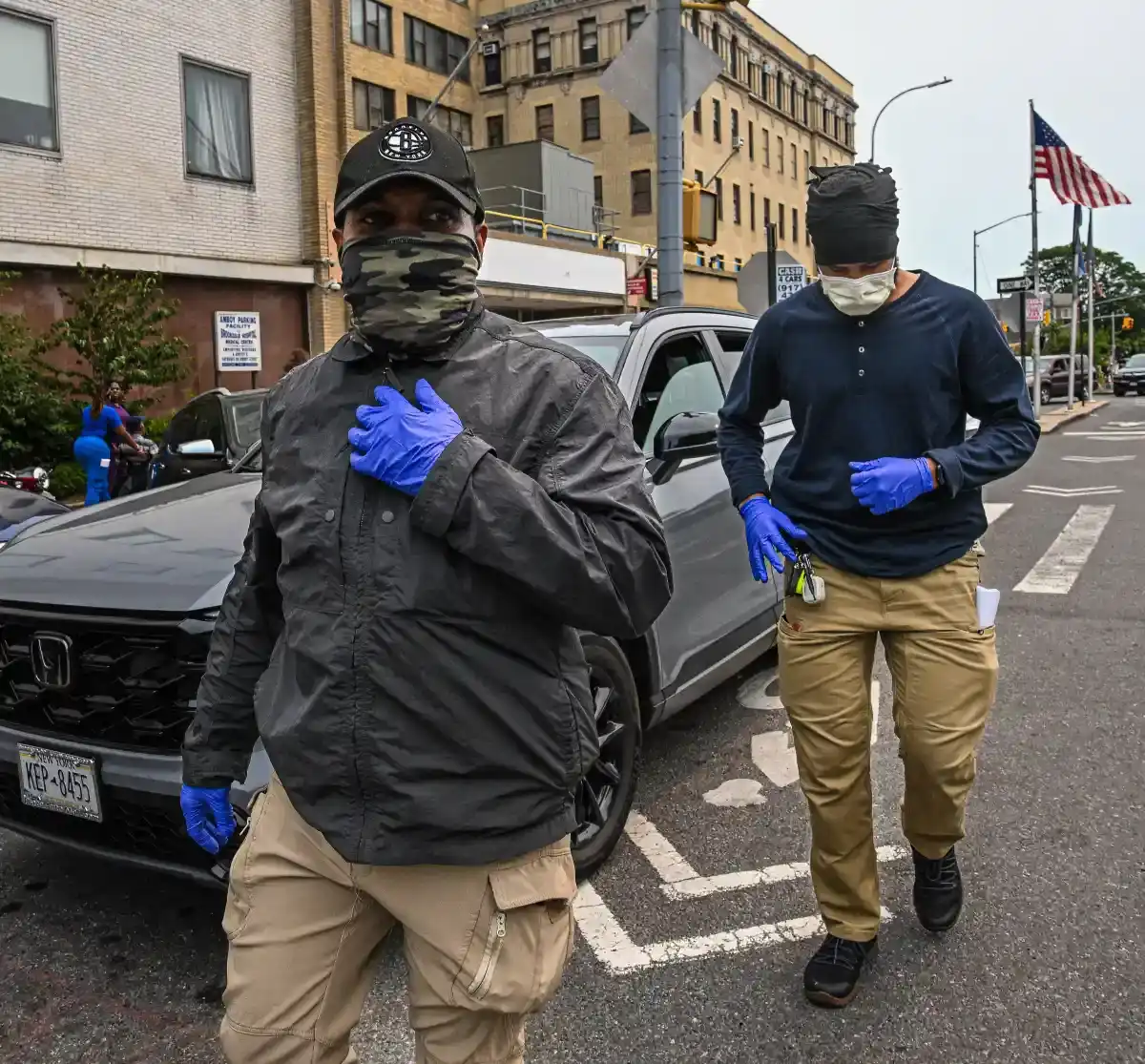 Un détenu blessé de l'ICE suscite des protestations et des tensions à l'hôpital de Brooklyn
