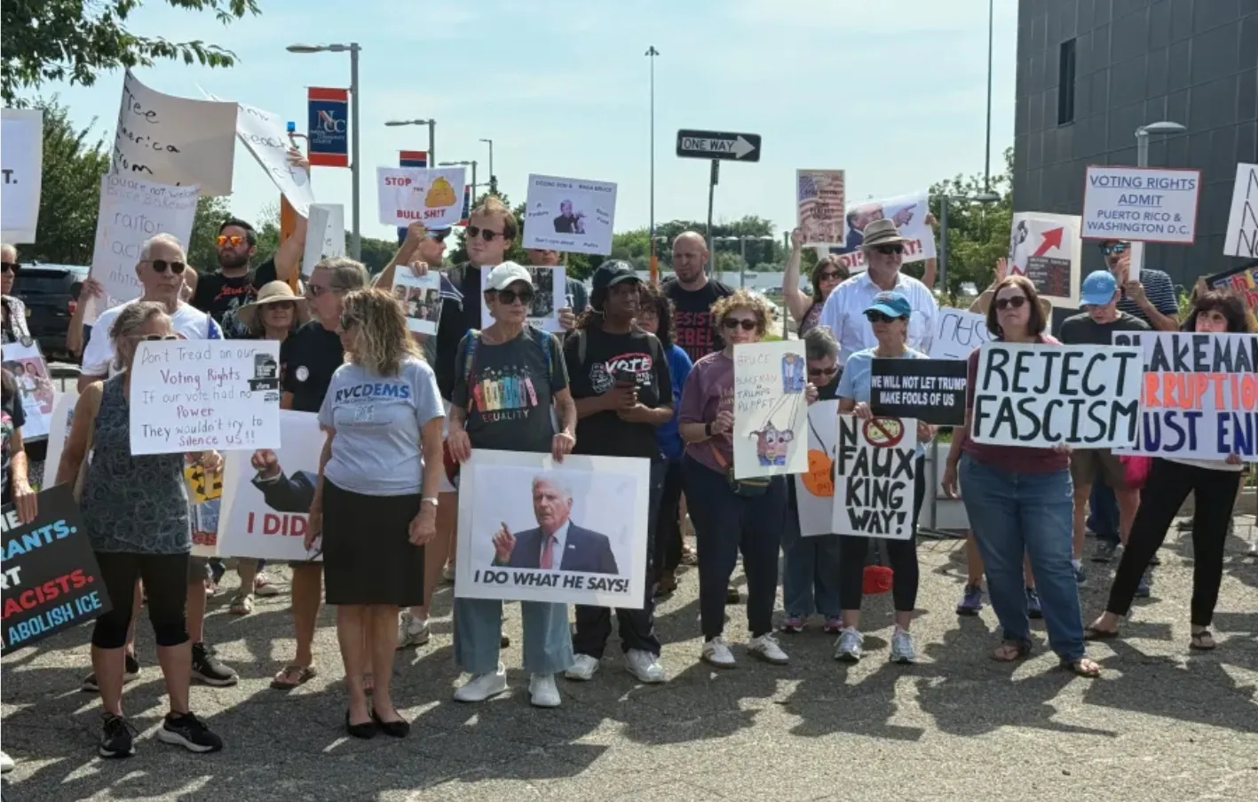 Trump fait l'éloge de Blakeman lors de sa visite à Long Island et suscite un fort rejet de la part des défenseurs de la communauté
