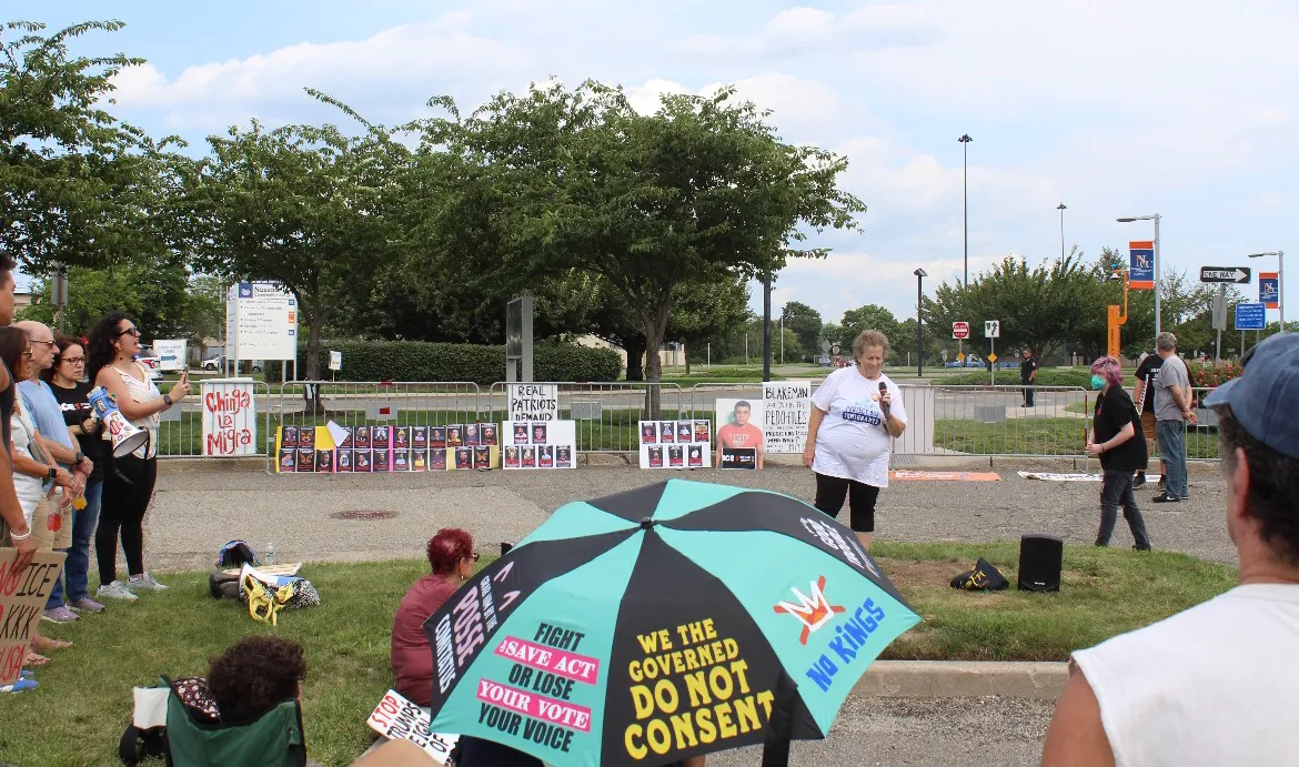 Les défenseurs des immigrés protestent contre Trump à Nassau : « ICE hors de New York ! »