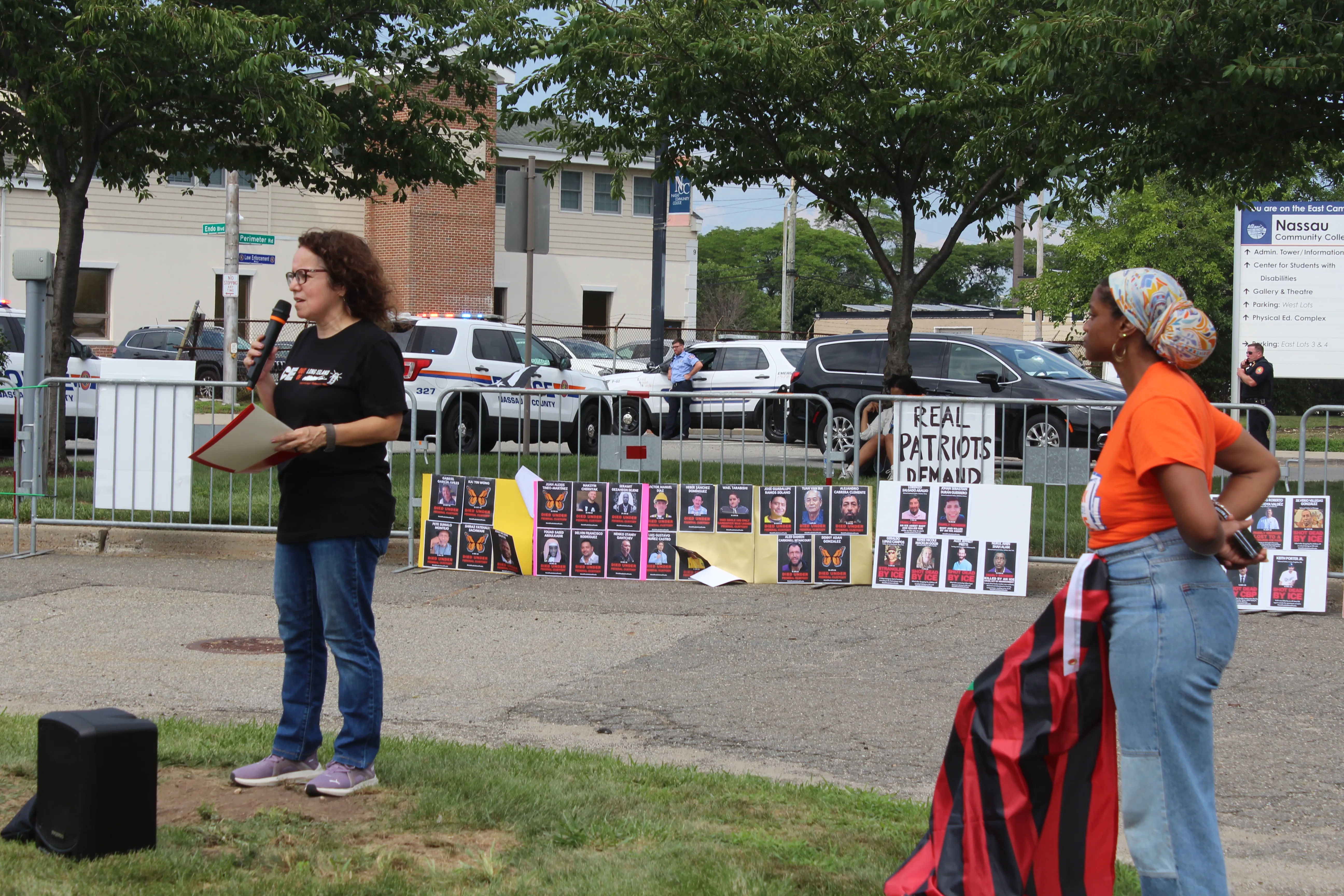 Les défenseurs des immigrés protestent contre Trump à Nassau : « ICE hors de New York ! »
