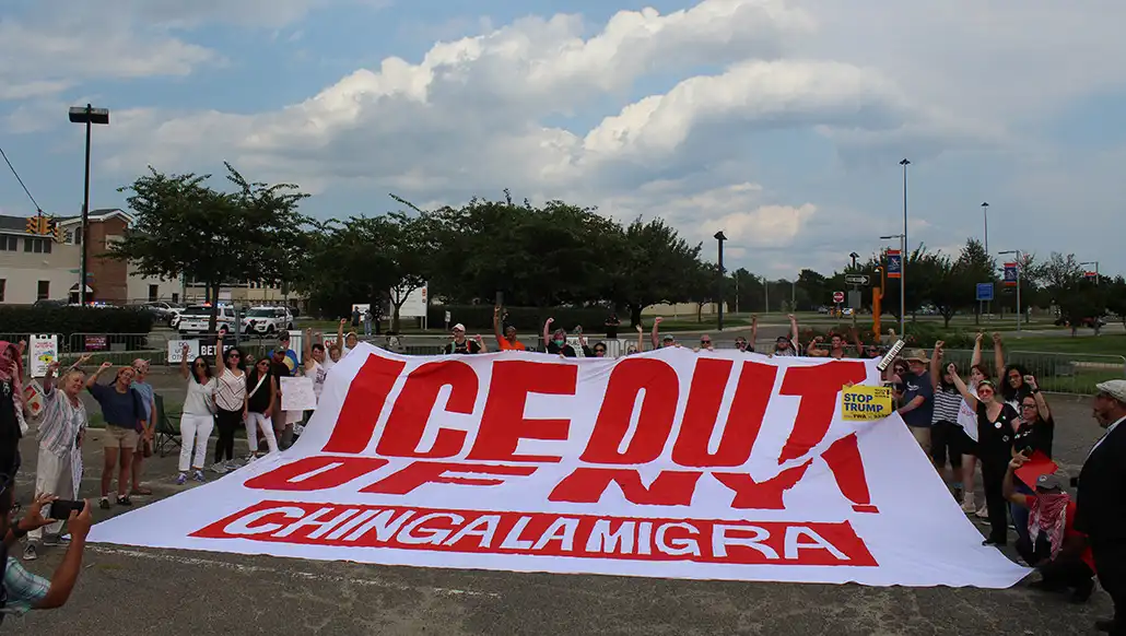 les-defenseurs-des-immigres-protestent-contre-trump-a-nassau