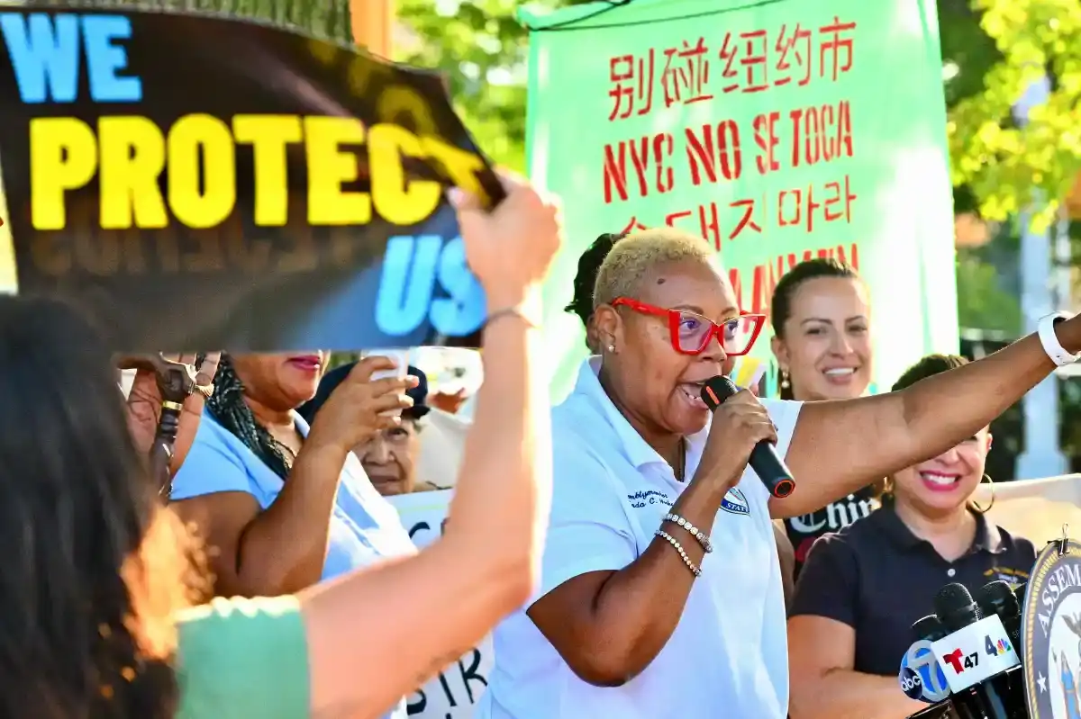 « Un abus de pouvoir » : des élus et des groupes communautaires protestent contre l’augmentation des opérations ICE dans le Queens