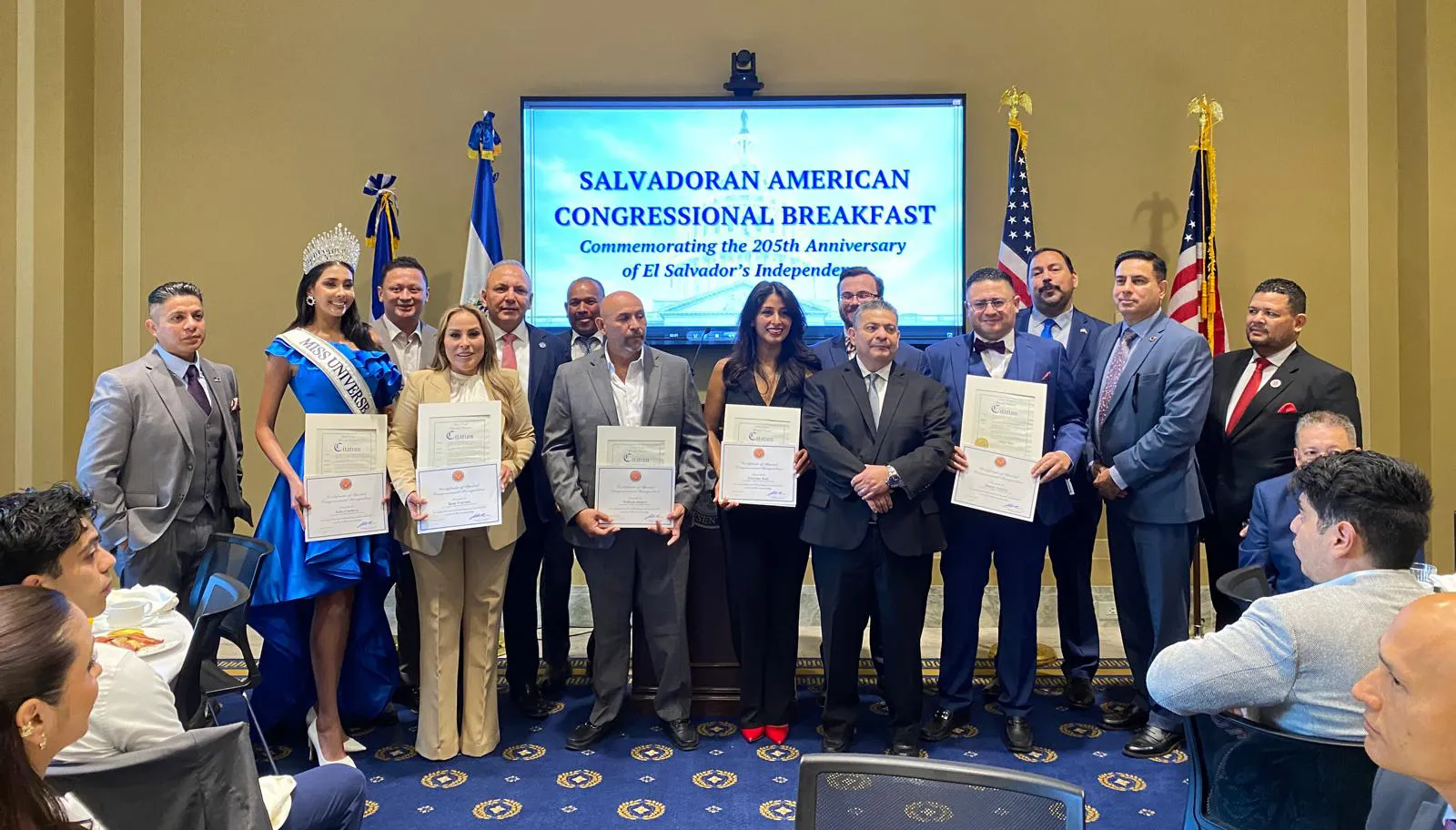 Les dirigeants salvadoriens commémorent l'indépendance au Congrès et plaident pour une solution permanente au TPS