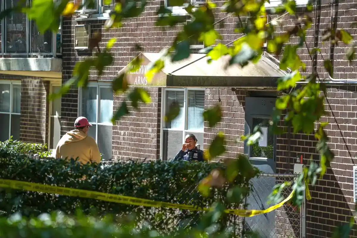 une-femme-tombe-dun-balcon-dans-le-bronx-et-meurt