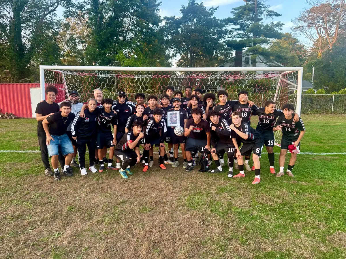 lentraineur-de-football-damityville-mike-abbondondolo-celebre-sa-200e-victoire