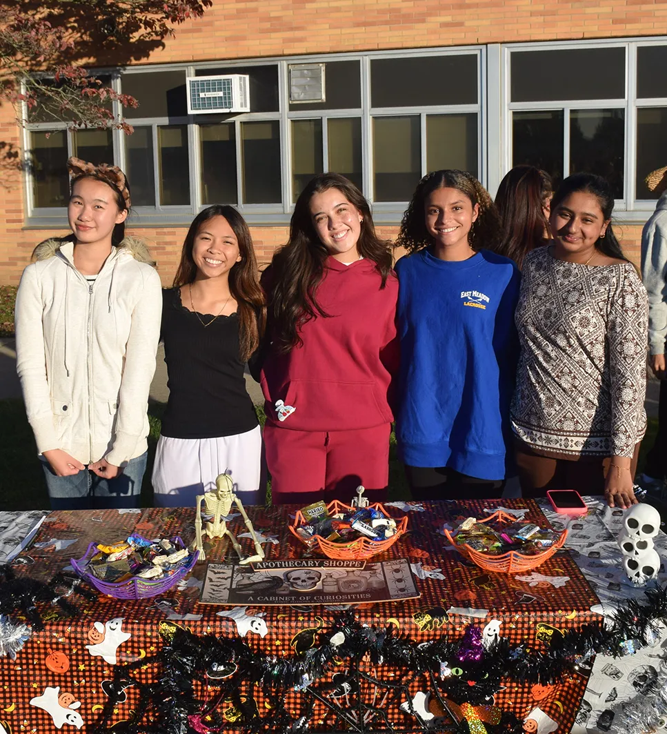 Costumes et bonbons à l'événement amusant « Safe Halloween » de l'East Meadow High School