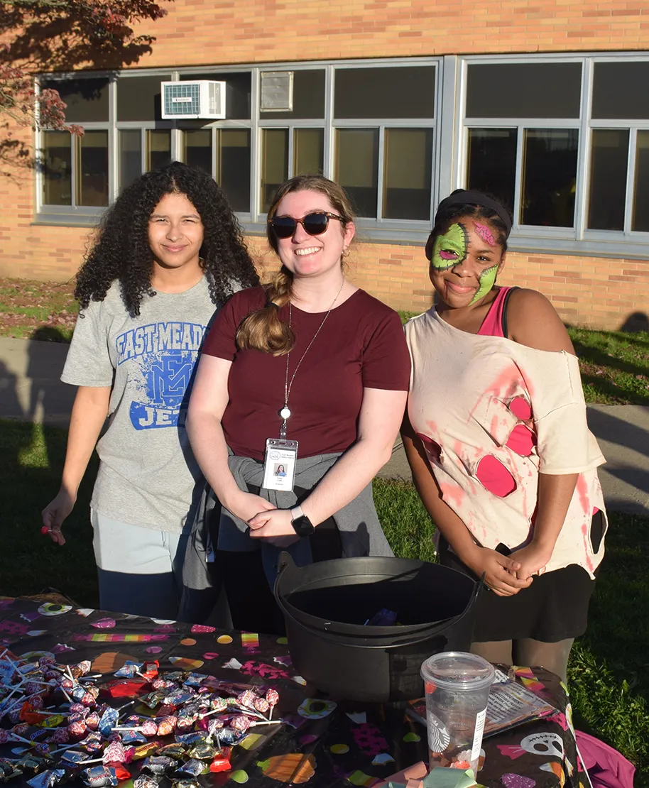 Costumes et bonbons à l'événement amusant « Safe Halloween » de l'East Meadow High School