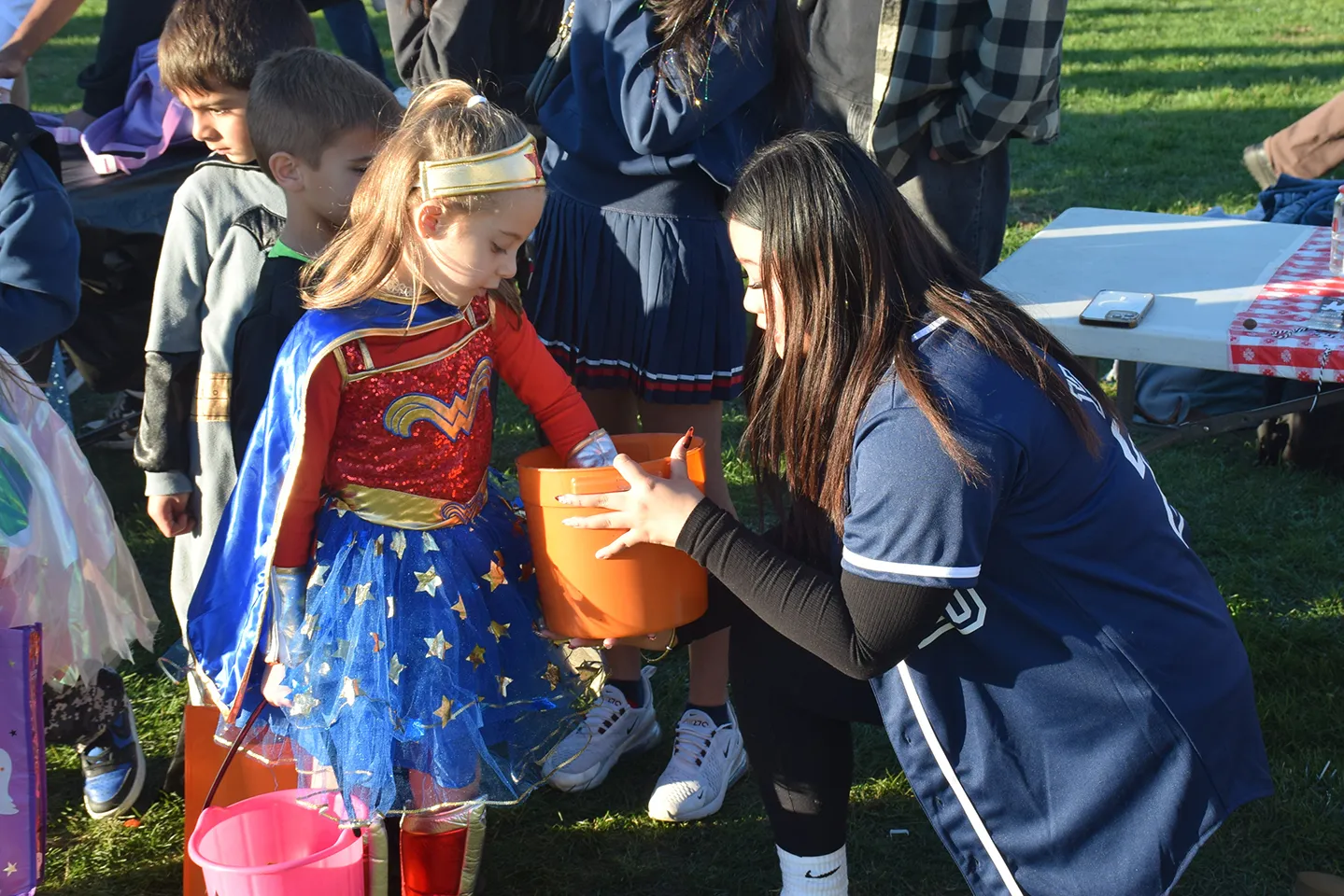 Costumes et bonbons à l'événement amusant « Safe Halloween » de l'East Meadow High School