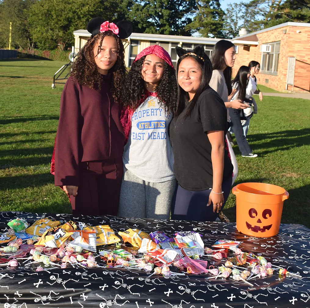 Costumes et bonbons à l'événement amusant « Safe Halloween » de l'East Meadow High School