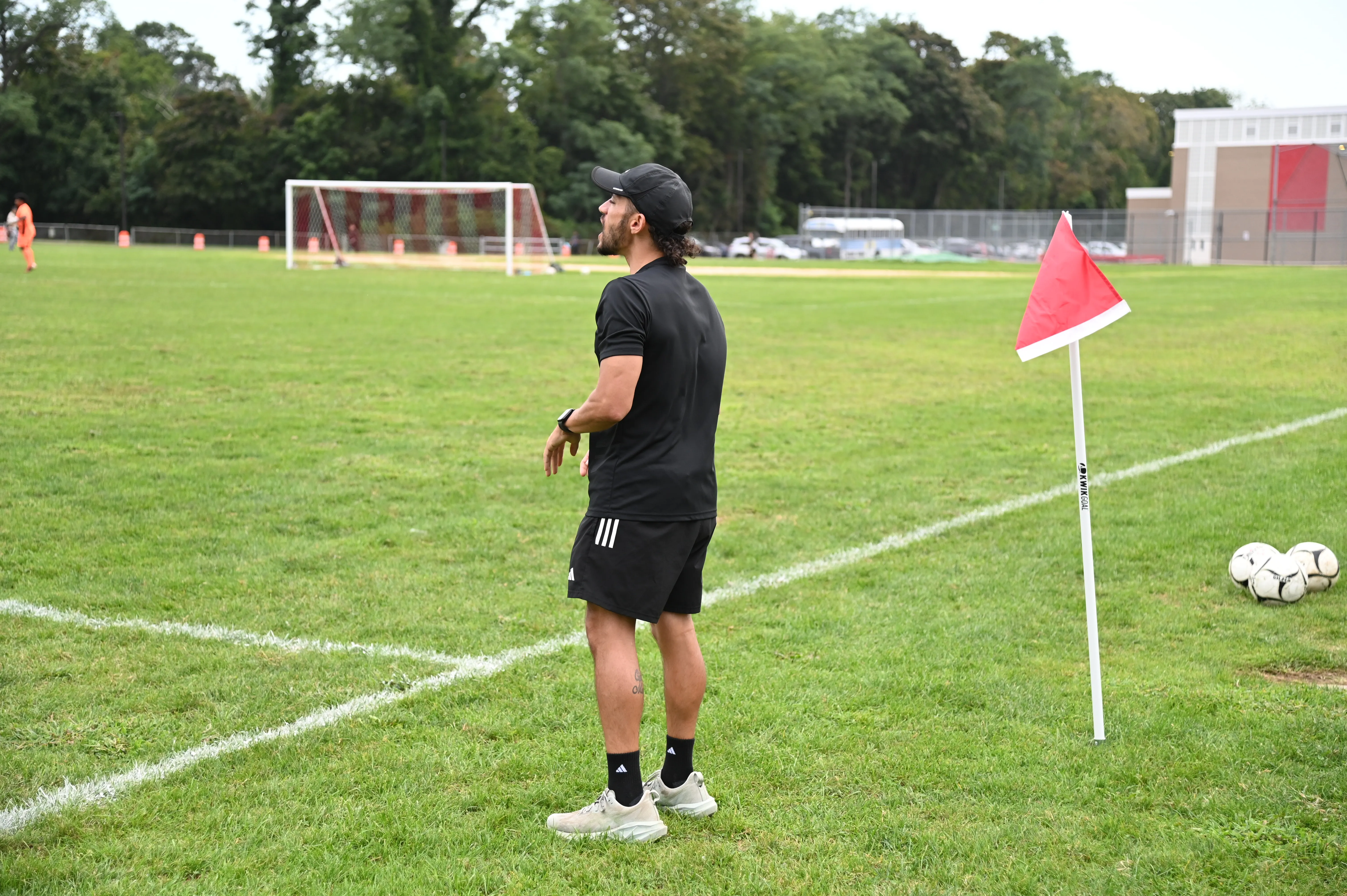 L'entraîneur de football d'Amityville, Mike Abbondondolo, célèbre sa 200e victoire en carrière